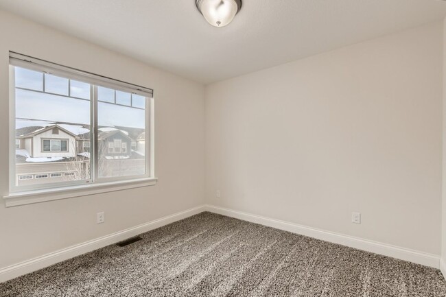 Building Photo - Spacious 4 Bedroom 4 Bath Townhome