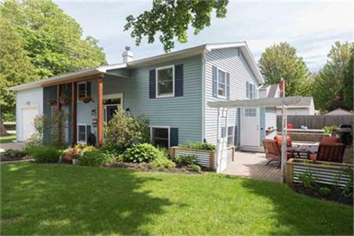 Foto principal - 3 Bedroom Single Family Home New North End