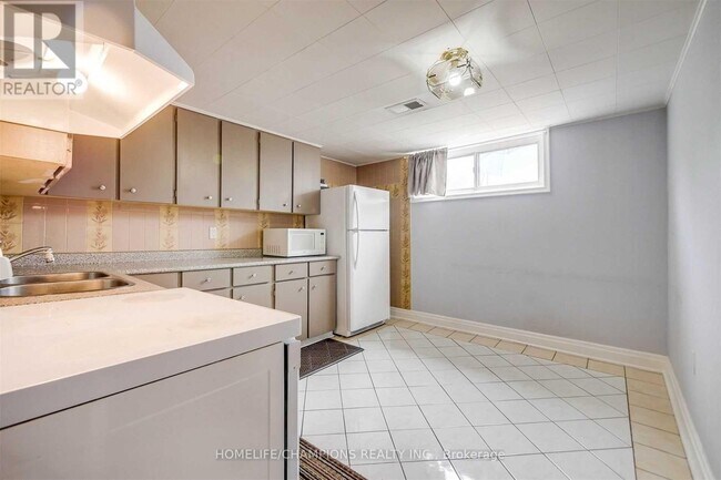 Building Photo - 65 Whitburn Crescent