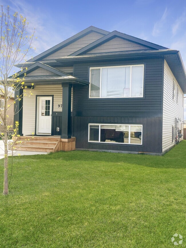 Building Photo - 9715B 112 Ave