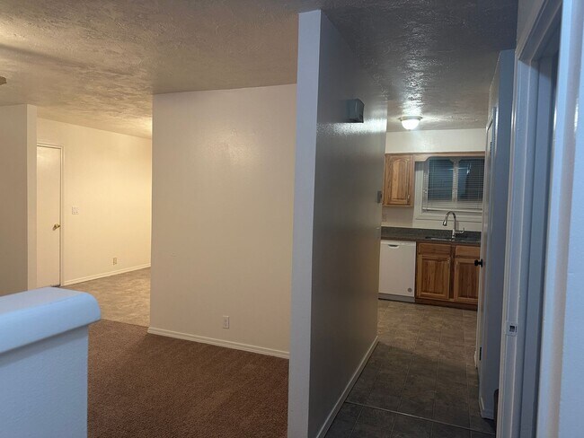 Foto del edificio - Spacious and recently updated, this 6-bedroom, 3-bathroom home in Ammon