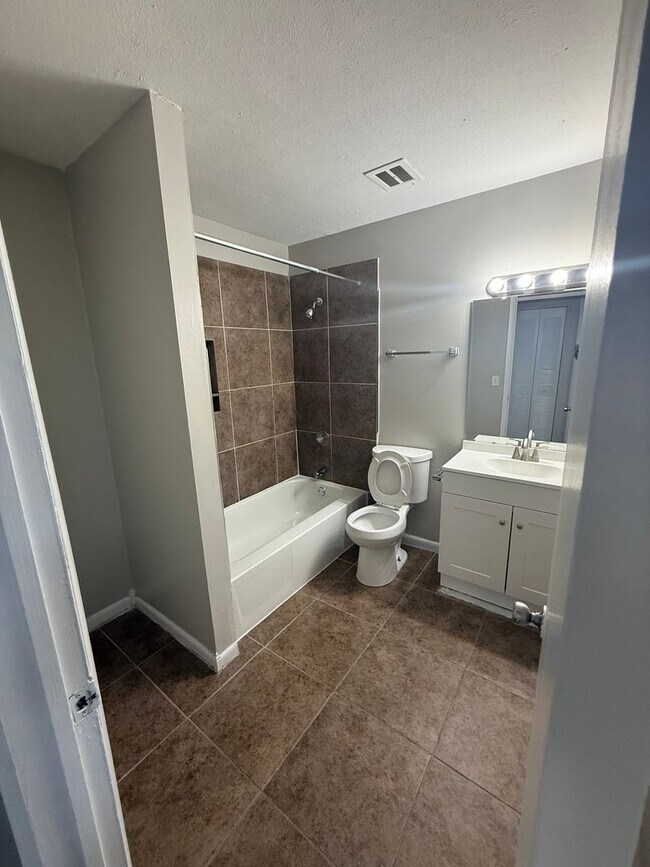 Foto del edificio - 405 Orchard Trace Ln