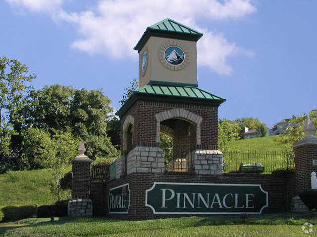 Entrada - Pinnacle Pointe