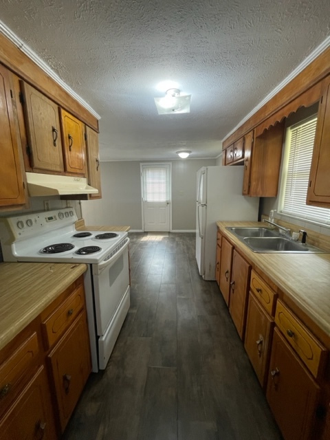 Building Photo - 206 Lake Dr