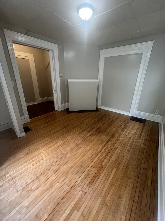 Building Photo - 1091 Bush Ave
