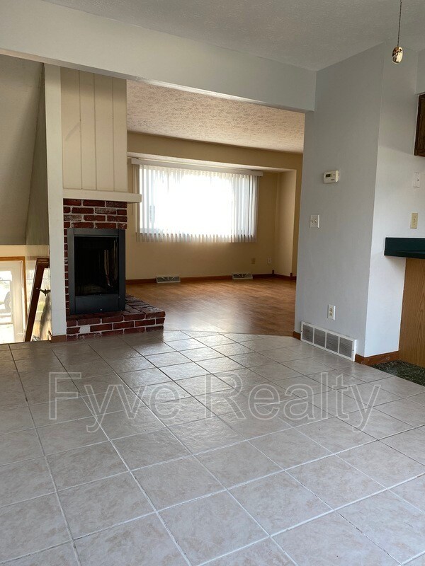 Building Photo - 1002 Cornell Ct