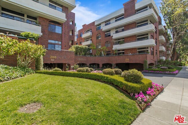 Foto del edificio - 200 N Swall Dr