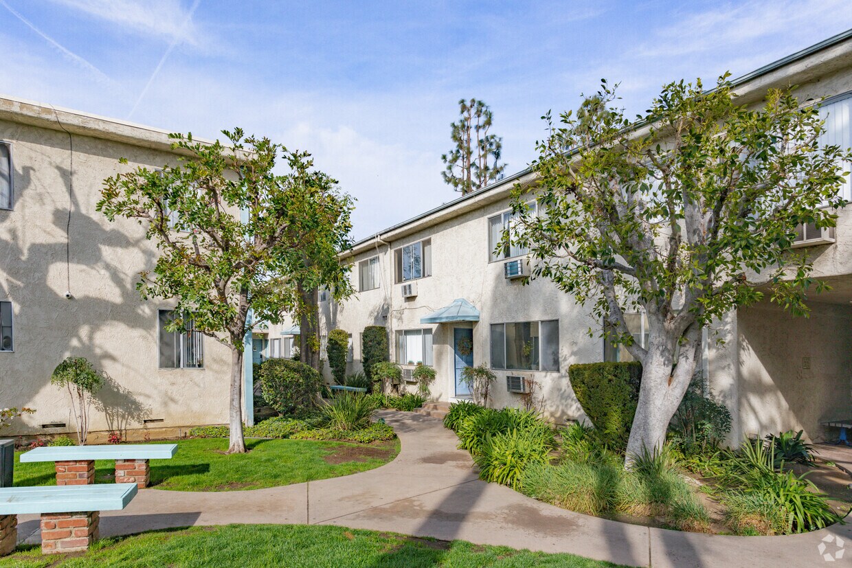 Woodridge Apartments Northridge, CA