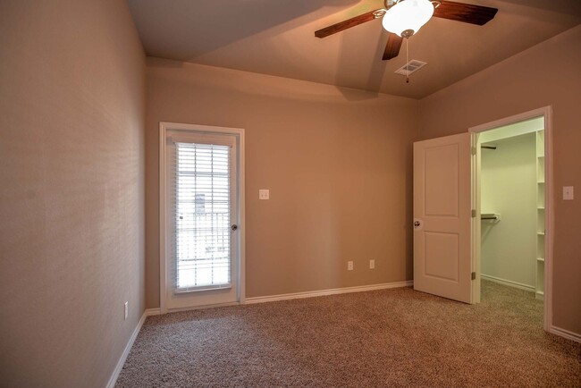 Building Photo - Gorgeous 3 Bed, 3.5 Bath Townhome Sublease...