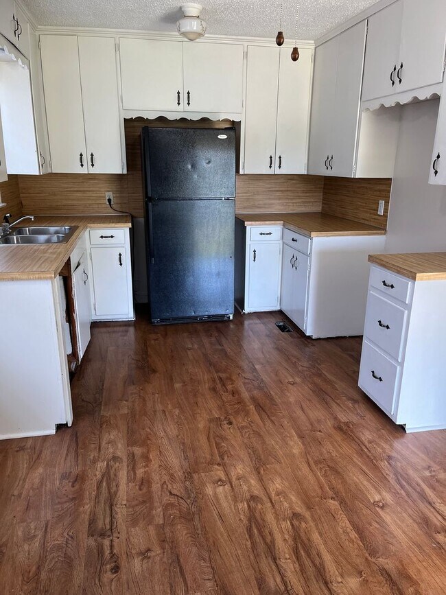 Building Photo - Two Bedroom/One Bath Home