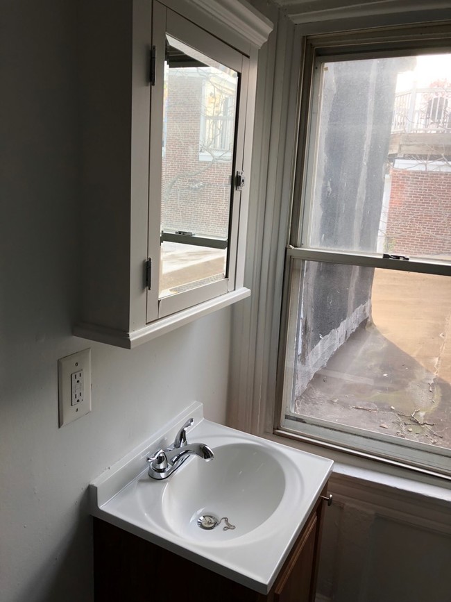 Building Photo - 703 N Van Buren St
