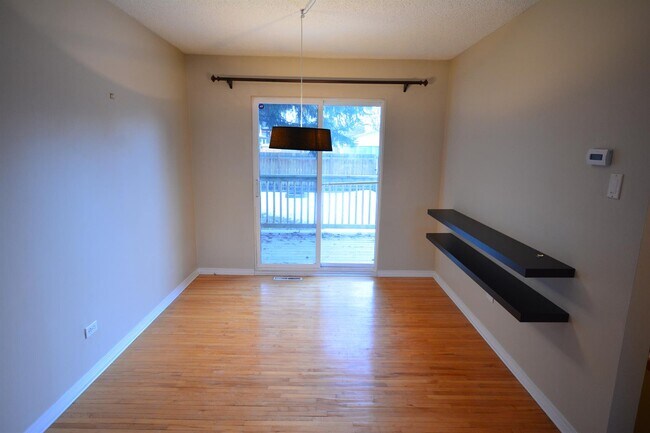 Photo du bâtiment - 2 Bed 1 Bath Unit in Calgary, AB