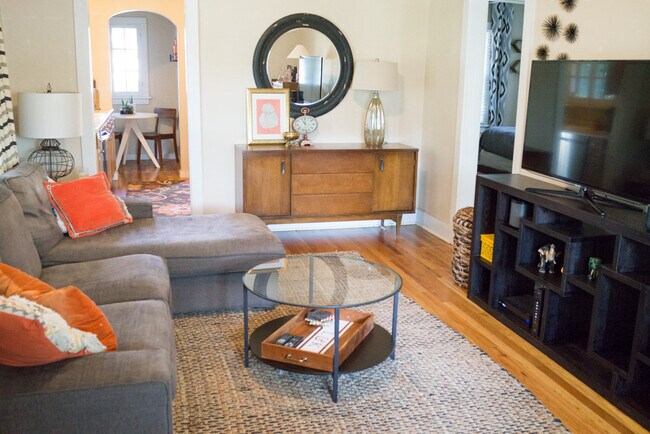 Foto del edificio - Evolve Real Estate: Charming Ranch Home with Large Yard and Finished Basement in Englewood! Avail...