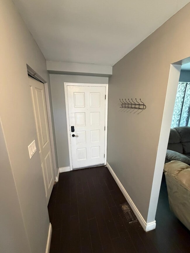Building Photo - 77 Dalegrove Dr