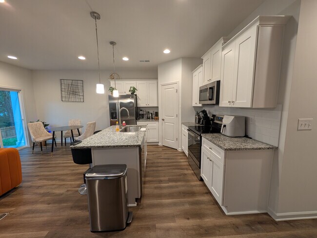 Foto del edificio - Room in Townhome on Sullins Rd