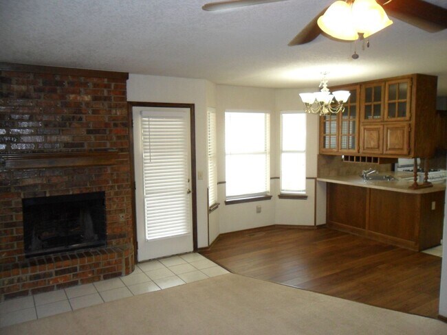 Building Photo - Great Family Home, Great Neighborhood