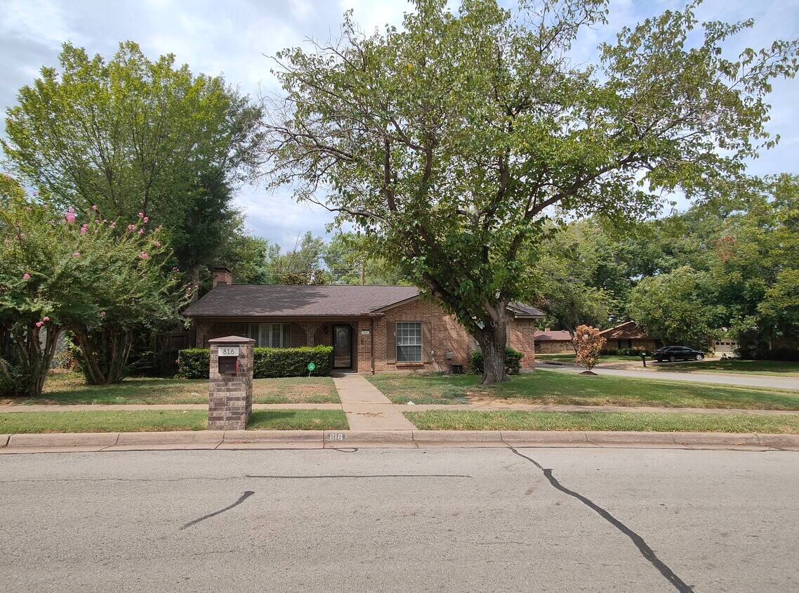 Primary Photo - 816 Tanglewood Ln