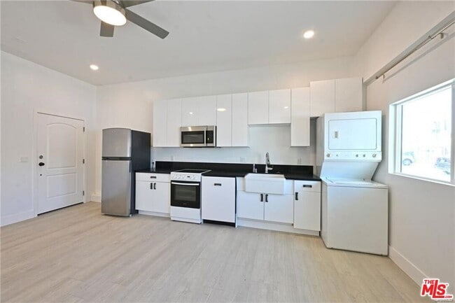 Foto del edificio - 7929 Blackburn Ave