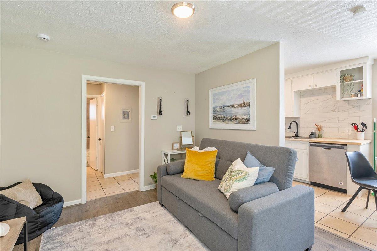 Primary Photo - 343 E Lambourne Ave