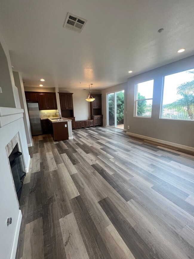 Building Photo - Wonderful townhome in Carlsbad with panora...