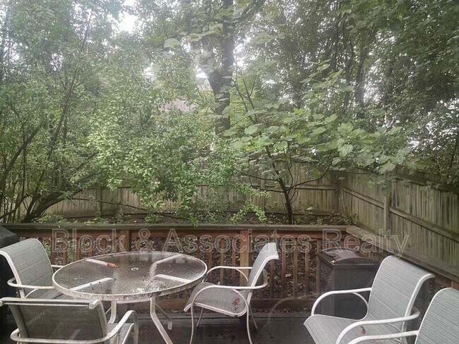 Foto del edificio - 2408 Laurel Falls Ln