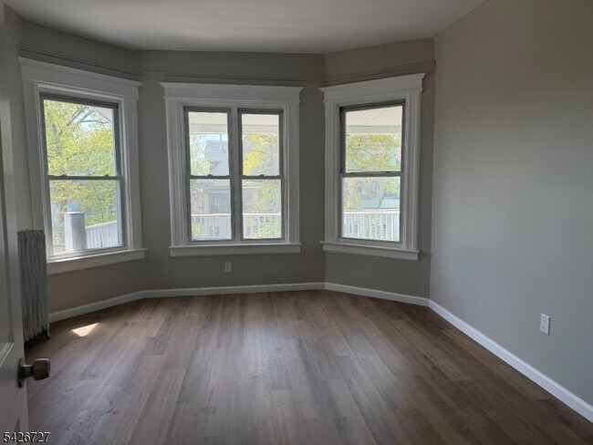 Foto del edificio - 37 Mapes Ave