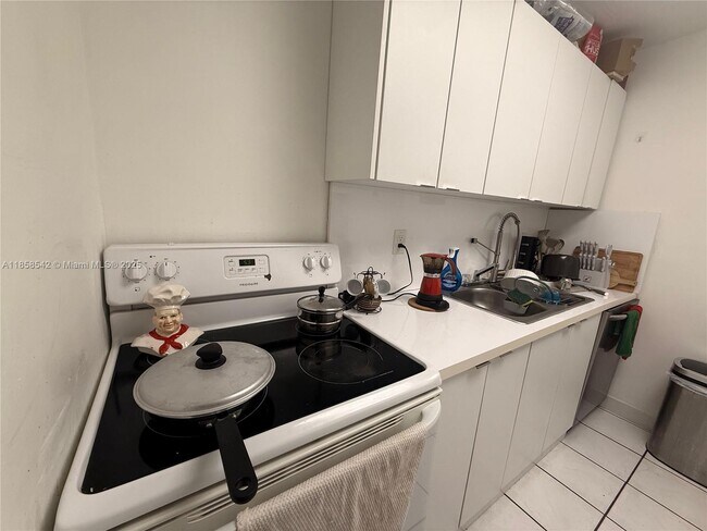 Foto del edificio - 605 NW 72nd Ave