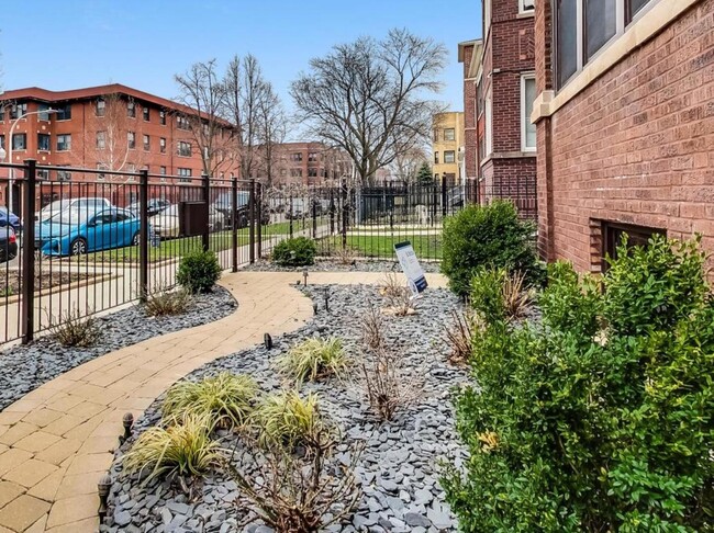 Building Photo - 4850 N Albany Ave