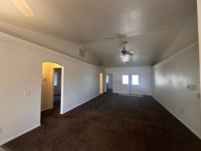 Building Photo - 4 Bedroom 2 Bathroom Home