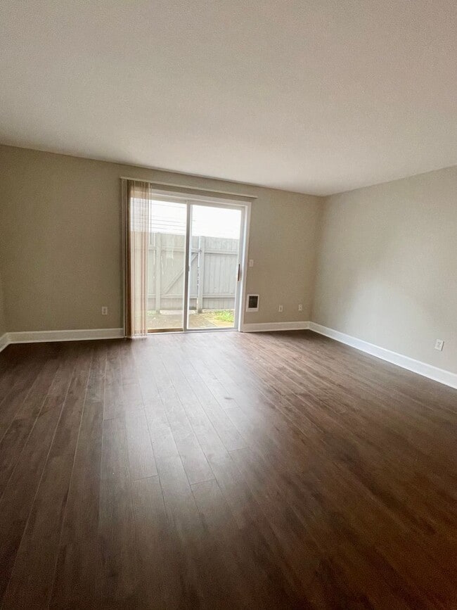 Building Photo - Large Updated 2 Bed, 1.5 Bath Townhouse w/ Washer & Dryer + Off-street Parking