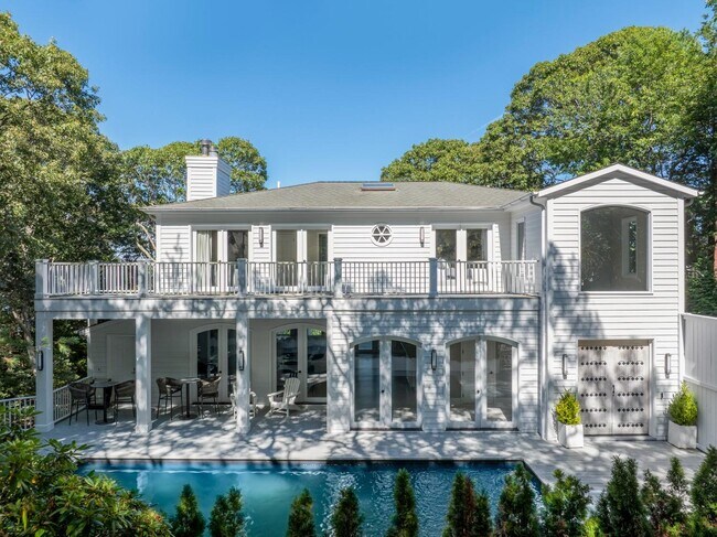 Building Photo - 26 3 Mile Harbor Dr