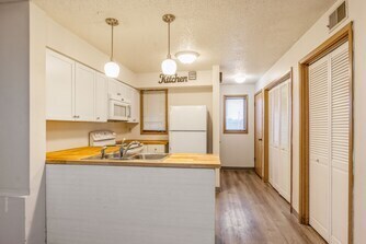 Building Photo - 740 Westwinds Dr