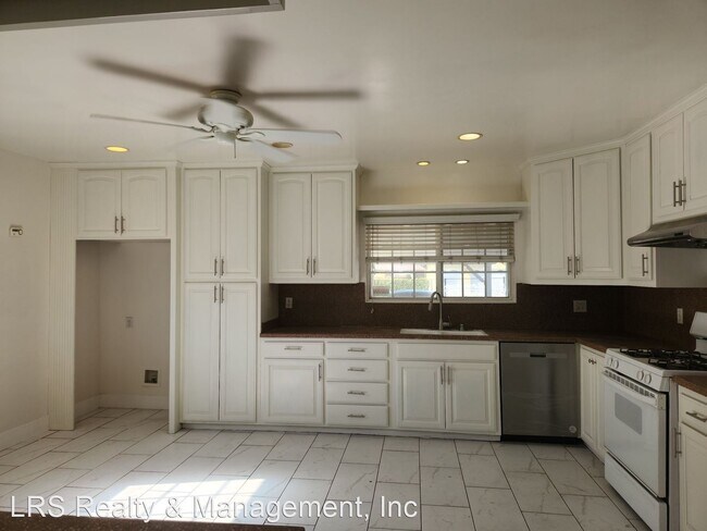 Foto del edificio - 6 br, 3 bath House - 18600 Dearborn St.