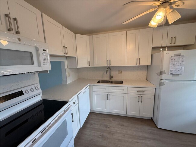 Building Photo - 131 Lake Anne Dr