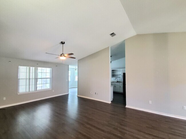 Foto del edificio - Well cared for 3 Bedroom, 2 Bath Home in C...