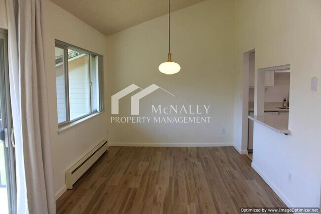 Foto del edificio - Spacious 3-Bedroom Condo with Detached 1-C...