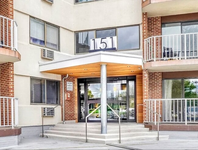 Foto del edificio - 151 Coolidge Ave