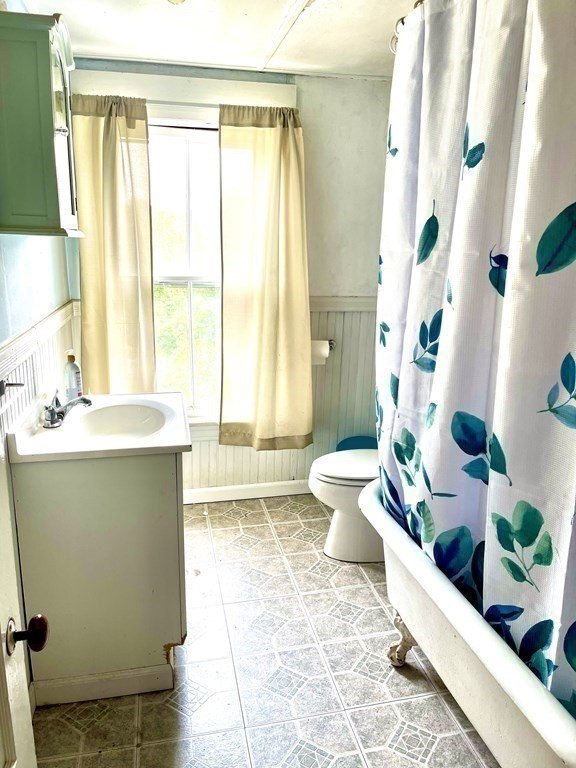 Baño completo con bañera con patas y ducha. - 61 Chesterfield Rd