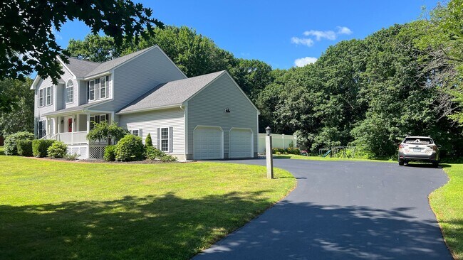 Building Photo - Luxury 3BR Home with Pool, Hot Tub, and Up...