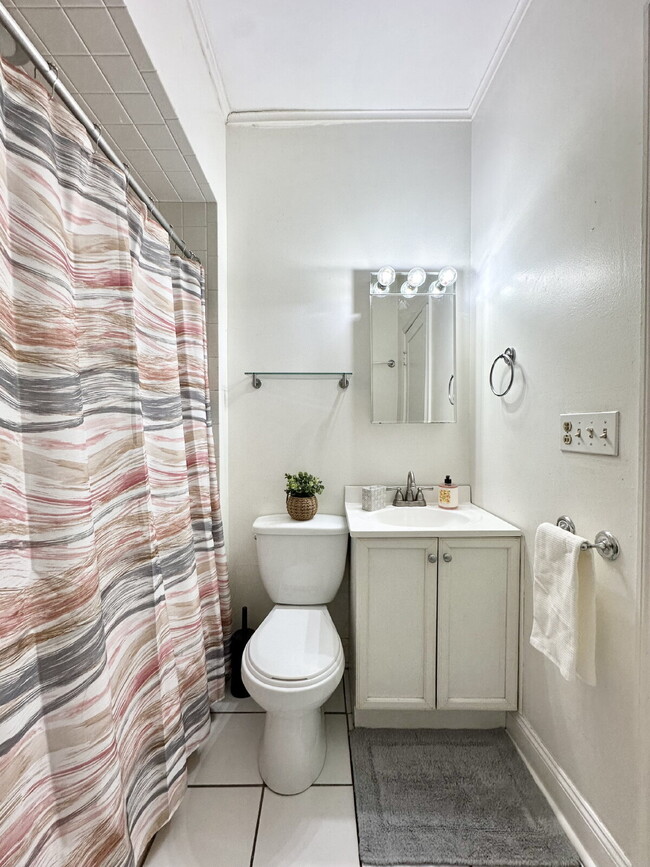 Building Photo - Charming 1 Bedroom Across from Washington ...