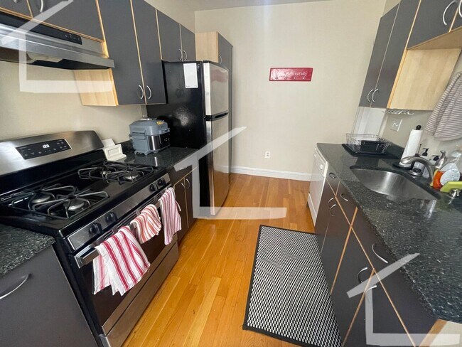 Building Photo - Brighton Commonwealth Ave 2Bedroom with In-Unit Laundry, Steps to Green Line Train!