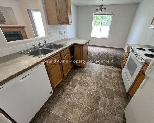 Building Photo - 3 bed, 2 bath house up the street from The...