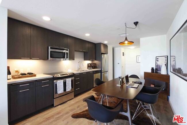 Foto del edificio - 707 E Ocean Blvd