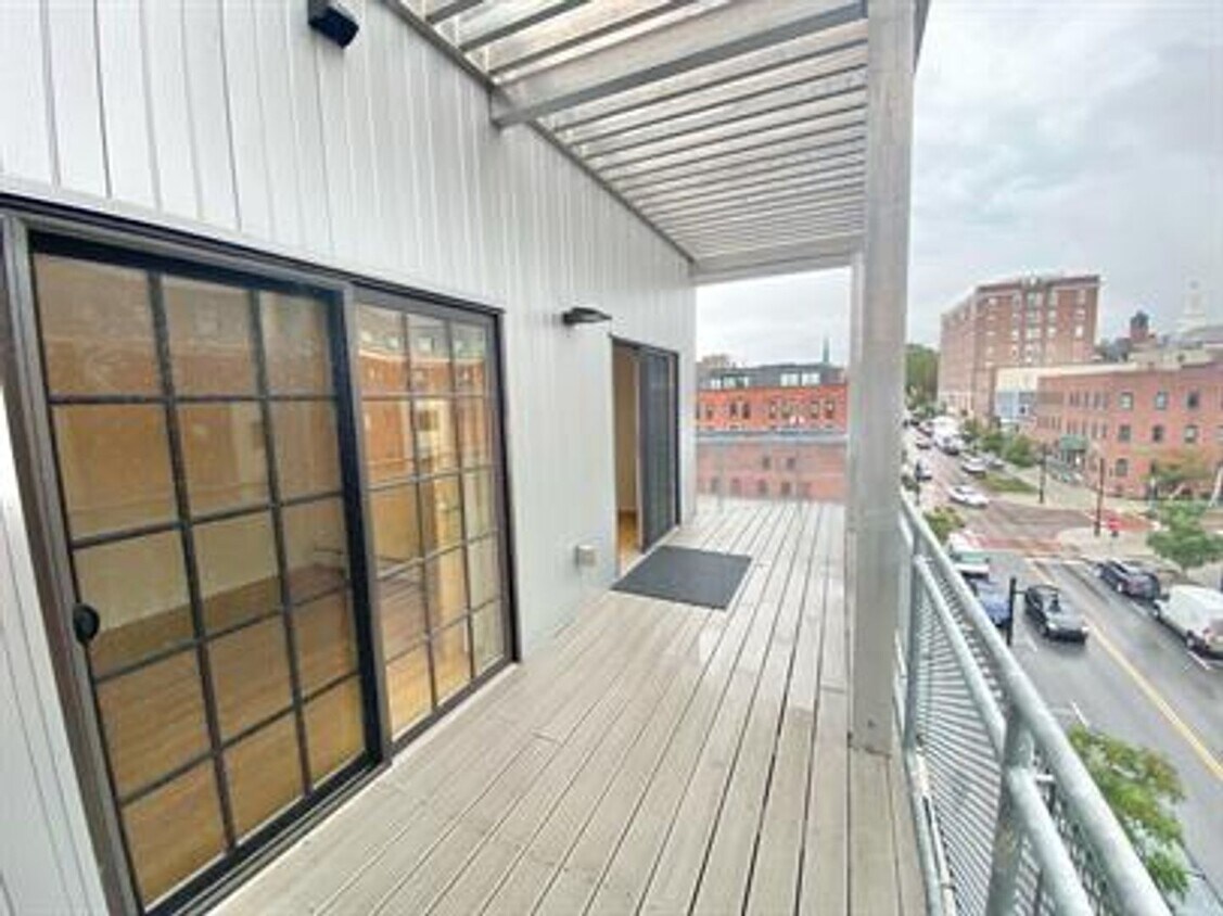 Foto principal - Two Bedroom Condo Downtown Burlington with...