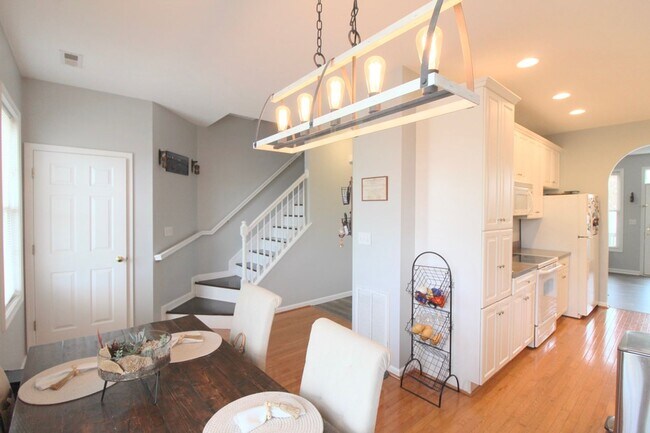 Building Photo - Large townhome with garage for rent in Taylor Springs!