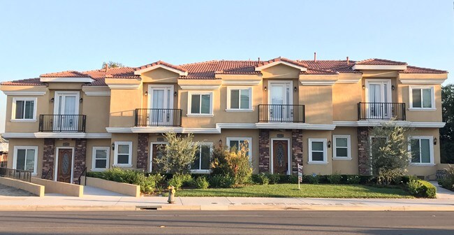 Building Photo - 708 W Duarte Rd