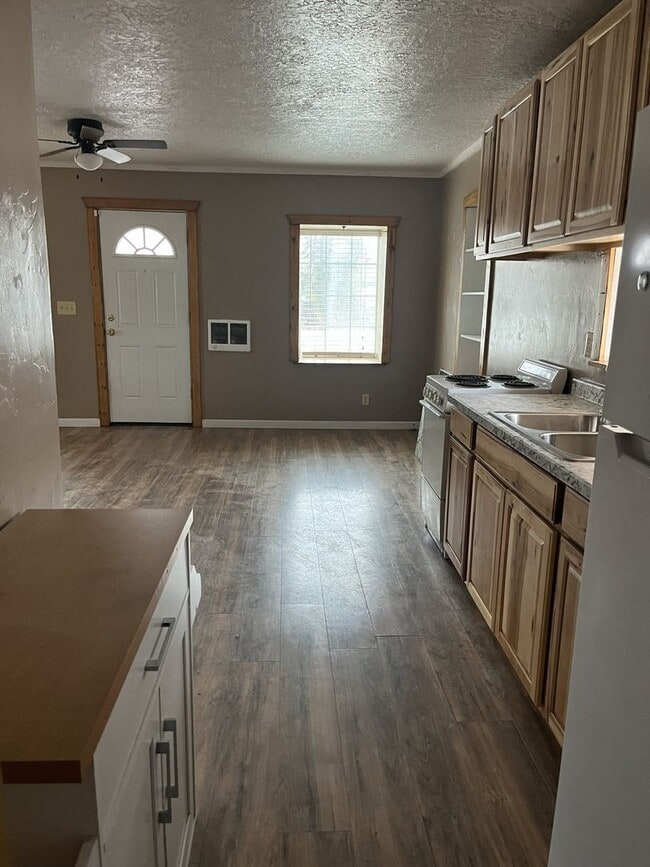 Building Photo - Cute 1 Bed 1 Bath Home with Attached Garage