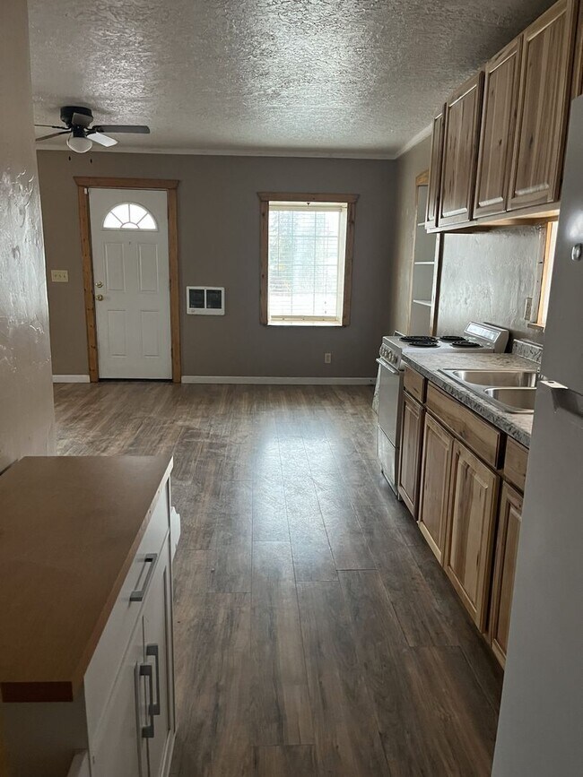 Foto del edificio - Cute 1 Bed 1 Bath Home with Attached Garage