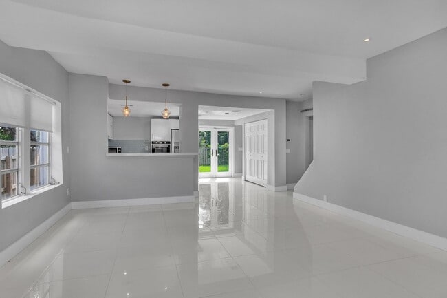 Building Photo - Beautiful California Style Hollywood Home