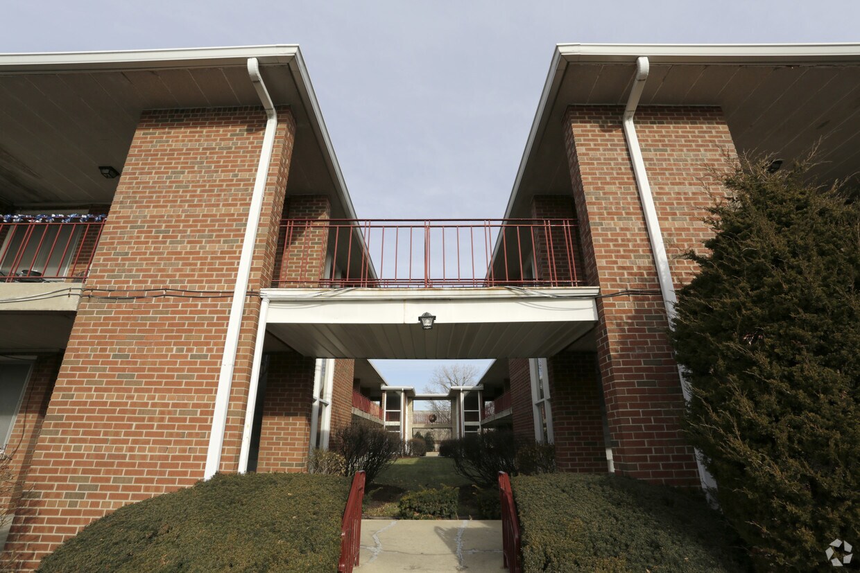Building Photo - La Claire